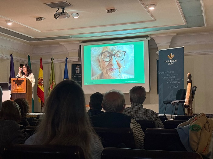 Doña_Paquita_Fundacion_Dialogos Presentación del proyecto ‘Doña Paquita’, una iniciativa de Fundación Diálogos, Caja Rural de Jaén y Bentónico para reducir la brecha digital de las personas mayores.